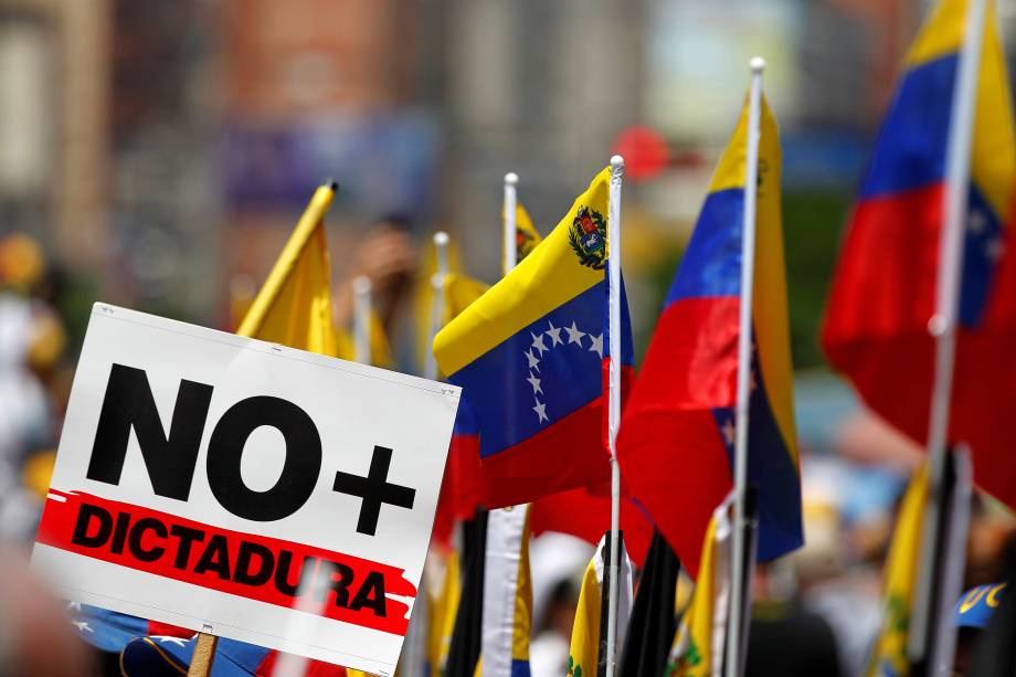 Manifestantes vão às ruas em Caracas em protesto contra o presidente venezuelano Nicolás Maduro - 08/04/2017