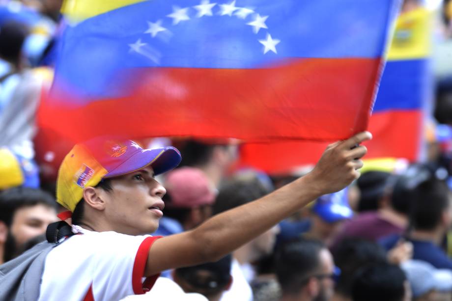 Manifestantes contrários ao governo de Nicolás Maduro se reúnem no município de Chacao, a leste de Caracas - 08/04/2017