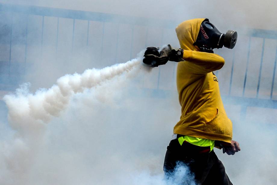 Manifestantes entram em confronto com a polícia durante ato contra o governo de Nicolás Maduro em Caracas, na Venezuela - 08/04/2017