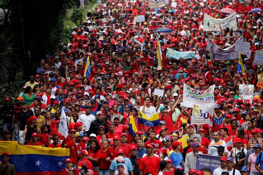 Apoiadores do presidente da Venezuela, Nicolás Maduro, marcham em resposta aos opositores no centro de Caracas - 19/04/2017