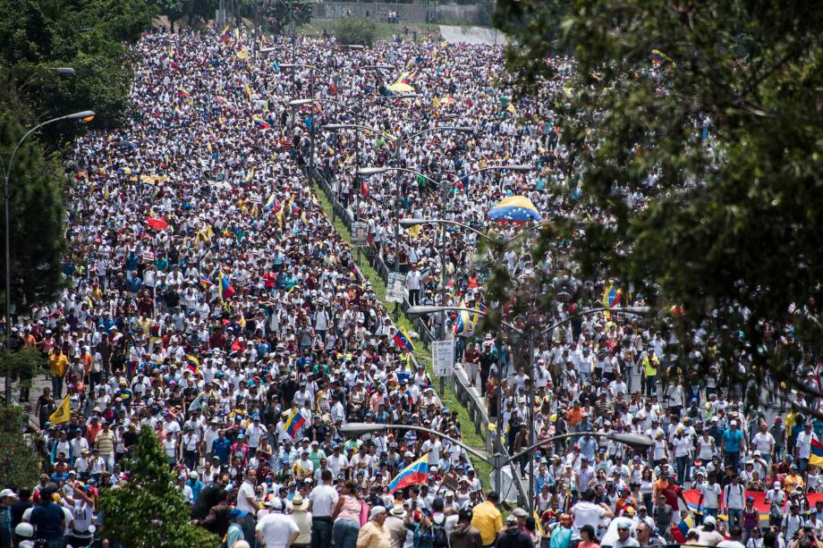 Manifestantes de oposição marcham contra o governo do presidente venezuelano, Nicolas Maduro, em Caracas - 19/04/2017