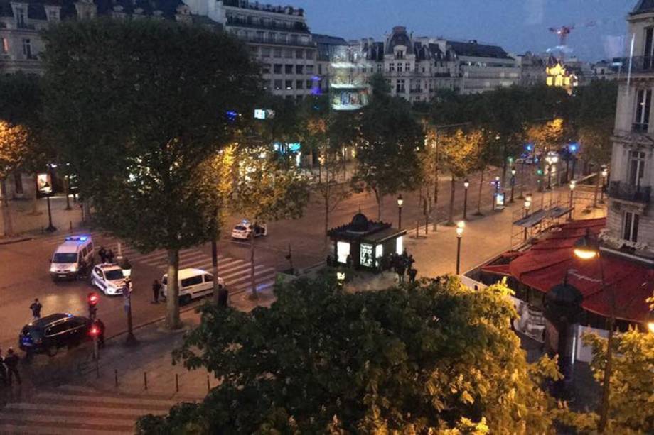 Avenida Champs-Élysées é fechada após incidente com tiros em Paris, na França Avenida Champs-Élysées é fechada após incidente com tiros em Paris, na França