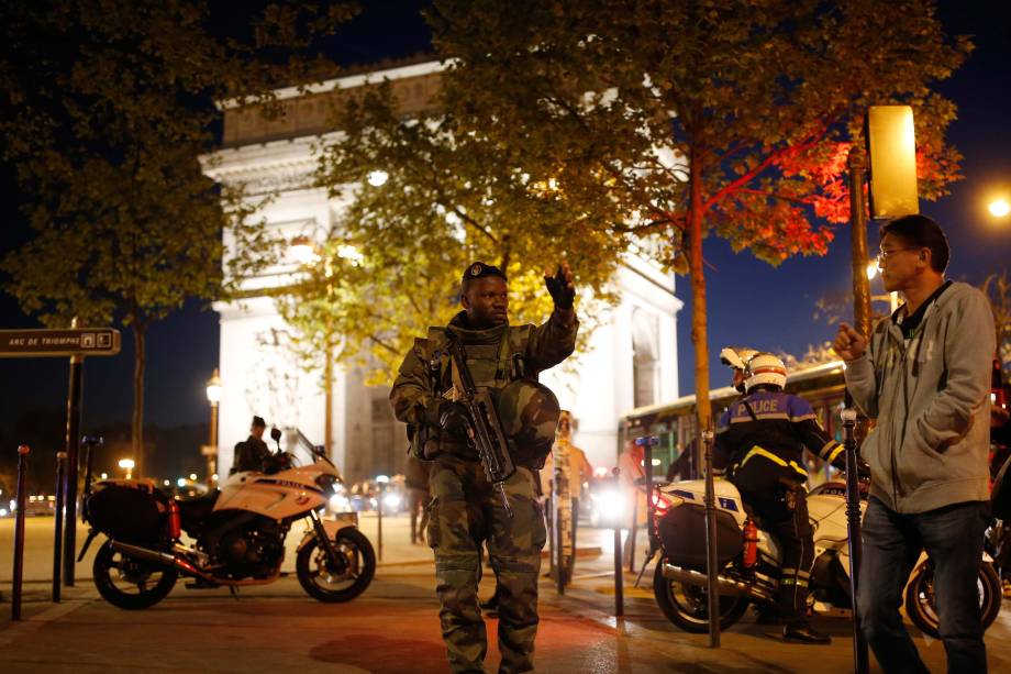 Soldado armado nos arredores da Champs Élysees após um policial ser morto e outro dois ficarem feridos em um tiroteio no centro de Paris, na França - 20/04/2017 Soldado armado nos arredores da Champs Élysees após um policial ser morto e outro dois ficarem feridos em um tiroteio no centro de Paris, na França - 20/04/2017