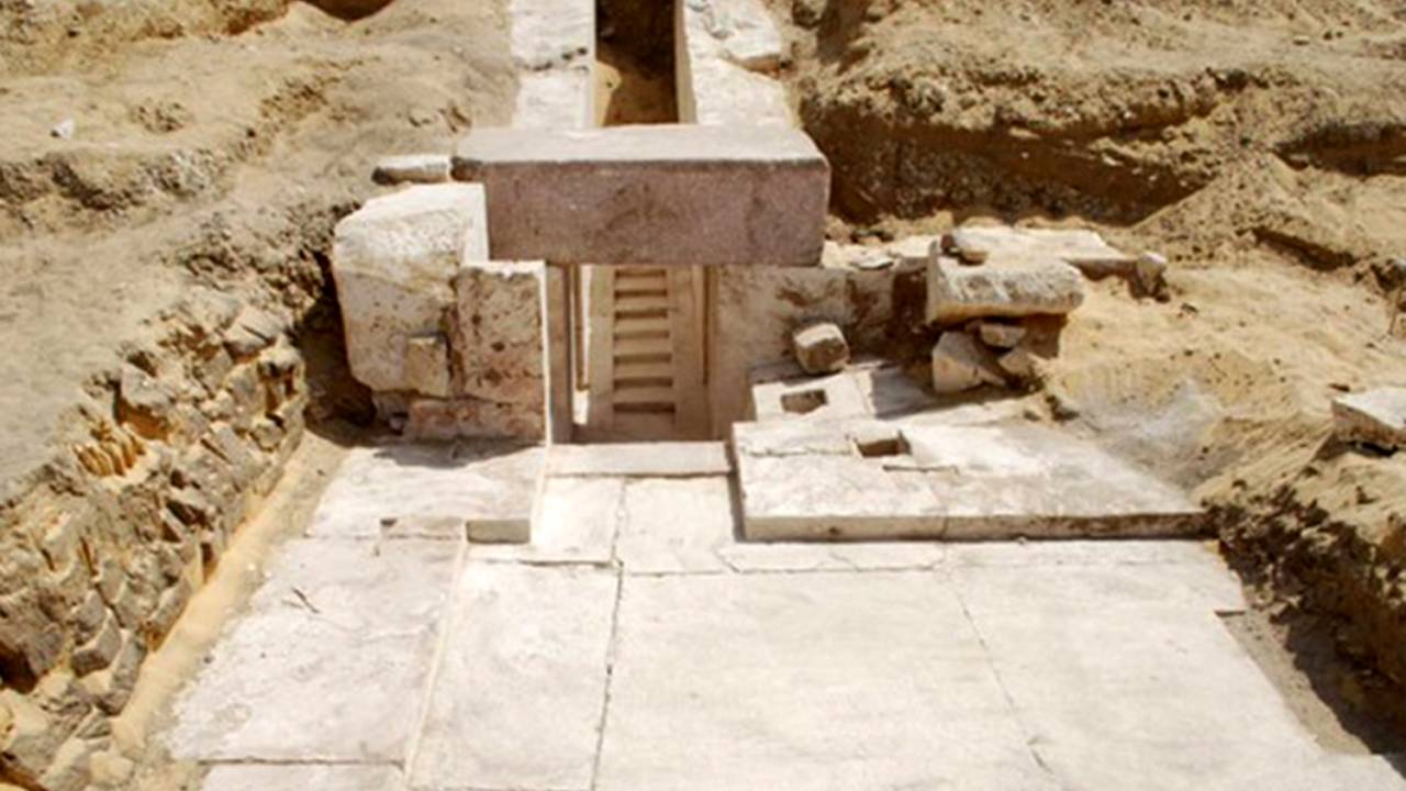 Resquícios de pirâmide encontrados no Cairo, Egito - 03/04/2017