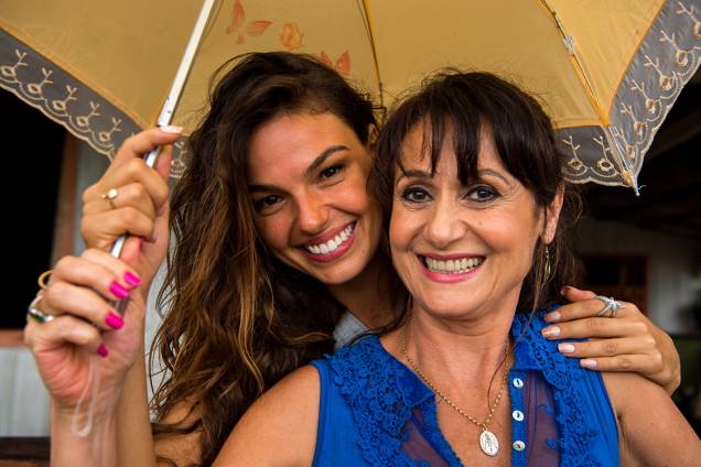 Ritinha (Isis Valverde) e Edinalva (Zezé Polessa), contracenando na novela A Força do Querer Ritinha (Isis Valverde) e Edinalva (Zezé Polessa), contracenando na novela A Força do Querer