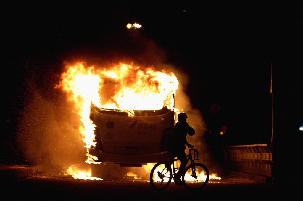 &Ocirc;nibus s&atilde;o queimados durante os protestos no Rio de Janeiro contra as reformas da previd&ecirc;ncia e trabalhista do governo Michel Temer - 28/04/2017