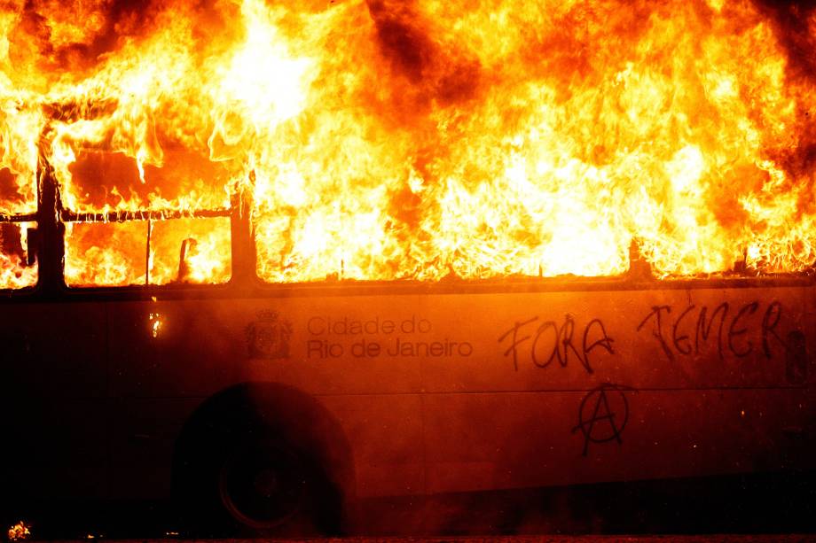 Ônibus são queimados durante os protestos no Rio de Janeiro contra as reformas da previdência e trabalhista do governo Michel Temer - 28/04/2017