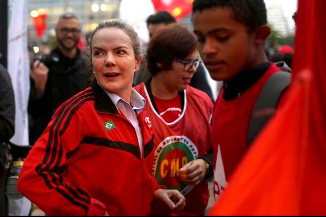 A senadora Gleisi Hoffmann durante protesto contra as reformas da previdência e trabalhista do governo Michel Temer, no Largo da Batata em São Paulo, SP - 28/04/2017 A senadora Gleisi Hoffmann durante protesto contra as reformas da previdência e trabalhista do governo Michel Temer, no Largo da Batata em São Paulo, SP - 28/04/2017