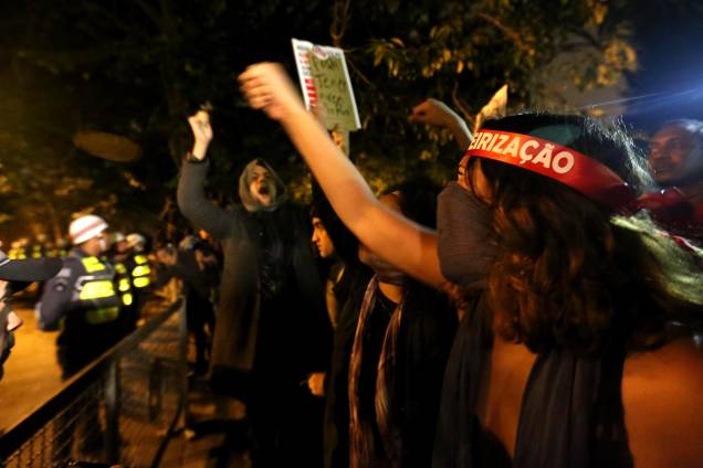 Manifestantes protestam próximos à casa do presidente Michel Temer, na região de Pinheiros em São Paulo, contra as reformas da previdência e trabalhista - 28/04/2017 Manifestantes protestam próximos à casa do presidente Michel Temer, na região de Pinheiros em São Paulo, contra as reformas da previdência e trabalhista - 28/04/2017
