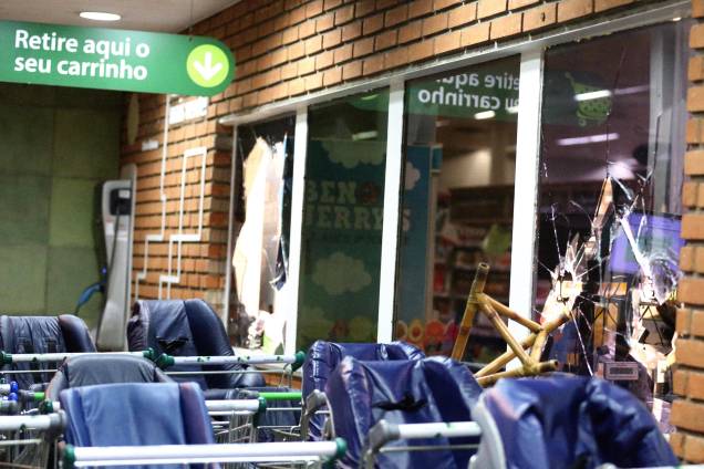Atos de vandalismo cometidos próximos à casa do presidente Michel Temer, na região de Pinheiros em São Paulo, durante protesto contra as reformas da previdência e trabalhista - 28/04/2017 Atos de vandalismo cometidos próximos à casa do presidente Michel Temer, na região de Pinheiros em São Paulo, durante protesto contra as reformas da previdência e trabalhista - 28/04/2017