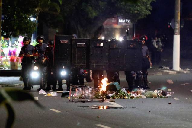 Polícia em confronto com manifestantes em frente à casa do presidente Michel Temer, na região de Pinheiros em São Paulo, durante protestos contra a reforma trabalhista e da previdência - 28/04/2017 Polícia em confronto com manifestantes em frente à casa do presidente Michel Temer, na região de Pinheiros em São Paulo, durante protestos contra a reforma trabalhista e da previdência - 28/04/2017