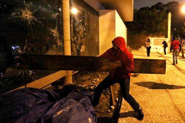 Atos de vandalismo cometidos próximos à casa do presidente Michel Temer, na região de Pinheiros em São Paulo, durante protesto contra as reformas da previdência e trabalhista - 28/04/2017 Atos de vandalismo cometidos próximos à casa do presidente Michel Temer, na região de Pinheiros em São Paulo, durante protesto contra as reformas da previdência e trabalhista - 28/04/2017