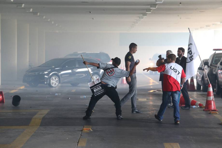 Manifestantes contrários à reforma da   Previdência tentam invadir o prédio   do Congresso Nacional, em Brasília -   18/04/2017