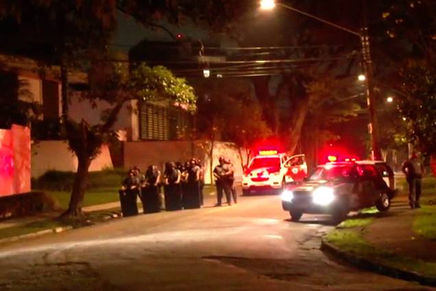 Polícia faz a guarda da casa do presidente Michel Temer em São Paulo onde manifestantes tentaram acesso, gerando confronto com gás lacrimogêneo e balas de borracha - 28/04/2017 Polícia faz a guarda da casa do presidente Michel Temer em São Paulo onde manifestantes tentaram acesso, gerando confronto com gás lacrimogêneo e balas de borracha - 28/04/2017