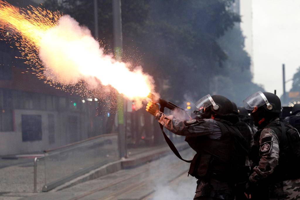 Tropa de Choque atira g&aacute;s lacrimog&ecirc;neo em manifestantes durante protesto no Rio de Janeiro contra as reformas trabalhistas e da previd&ecirc;ncia do governo Michel Temer - 28/04/2017