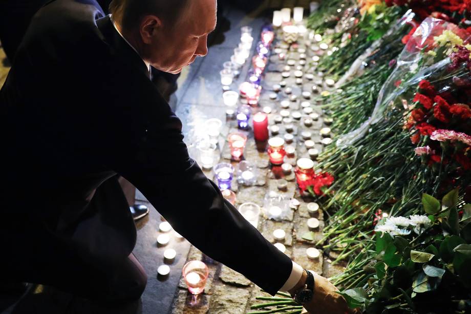 O presidente da Rússia, Vladimir Putin, deixa flores na estação de metrô de São Petersburgo, na Rússia, atingida por uma explosão -03/04/2017