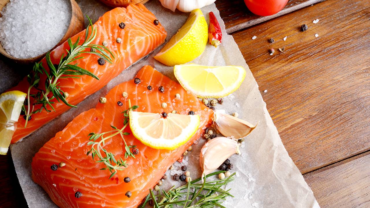 Salmão cru com temperos