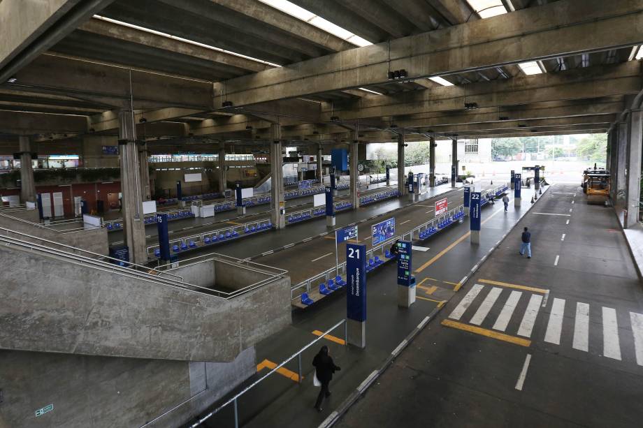 Terminal de ônibus do Jabaquara na zona sul de São Paulo, fica vazio durante paralisação de motoristas e cobradores que aderiram à greve geral em protestos contra as reformas do governo Michel Temer - 28/04/2017