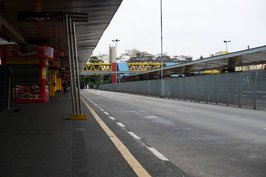 Terminal Parque Dom Pedro II no centro de São Paulo, amanhece vazio durante paralisação de motoristas e cobradores - 28/04/2017