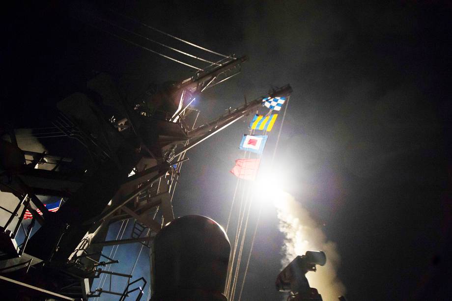 EUA bombardeiam base do regime de Assad na Síria - 06/04/2017 EUA bombardeiam base do regime de Assad na Síria - 06/04/2017