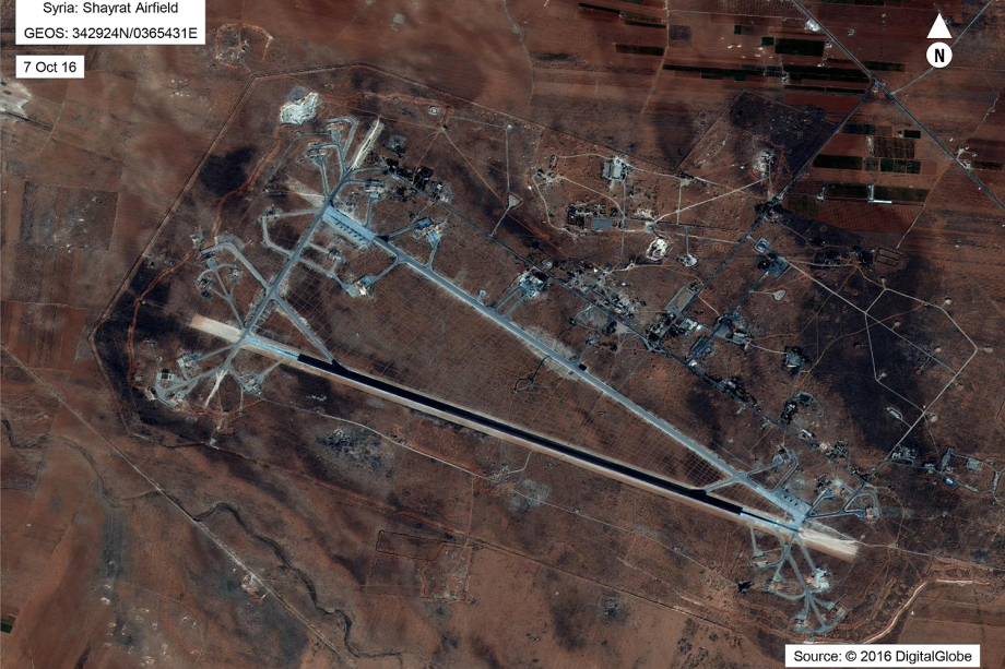 Syria é visto nesta imagem de satélite de DigitalGlobe liberada pelo Departamento de Defesa dos EUA em 6 de abril de 2017 depois de anunciar as forças dos EUA conduziram um míssil de cruzeiro contra o aeródromo da Força Aérea Síria. Syria é visto nesta imagem de satélite de DigitalGlobe liberada pelo Departamento de Defesa dos EUA em 6 de abril de 2017 depois de anunciar as forças dos EUA conduziram um míssil de cruzeiro contra o aeródromo da Força Aérea Síria.