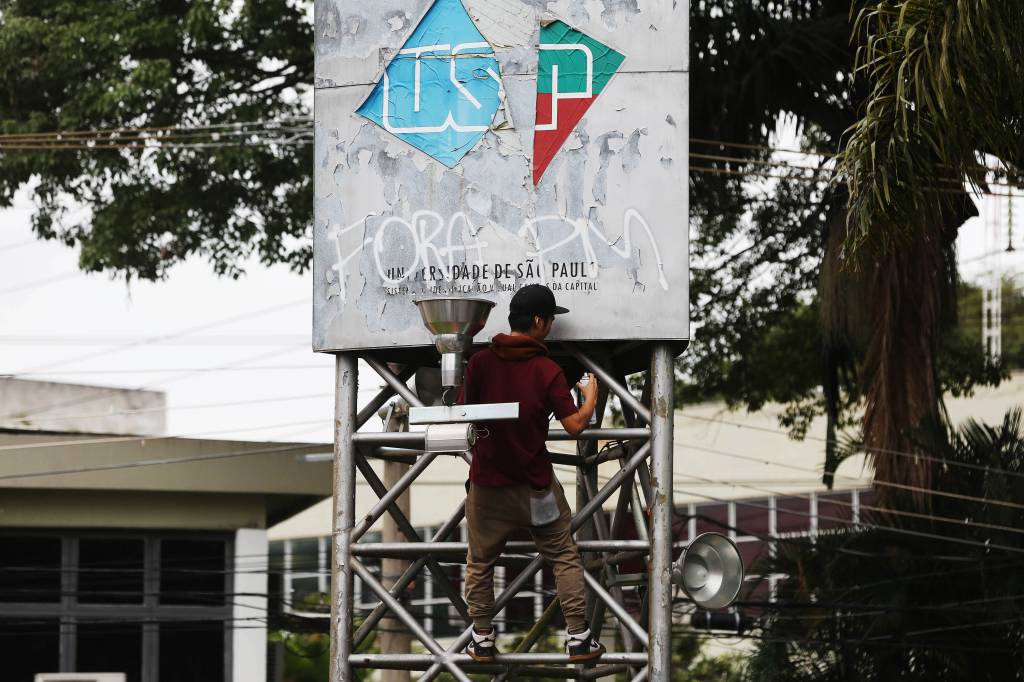 Estudantes fazem ato na Cidade Universit&aacute;ria (USP) durante dia de manifesta&ccedil;&otilde;es contr&aacute;rias &agrave;s reformas propostas pelo governo Michel Temer - 28/04/2017