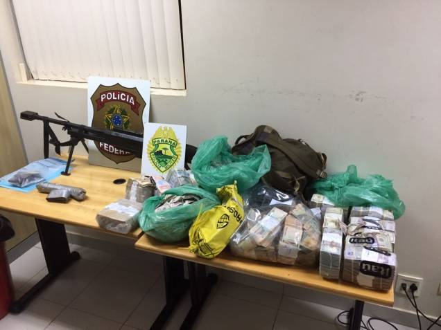 Fuzil .50, explosivo e dólares apreendidos com quadrilha que assaltou seguradora em Ciudad del Este Fuzil .50, explosivo e dólares apreendidos com quadrilha que assaltou seguradora em Ciudad del Este