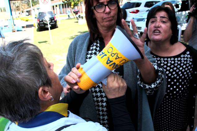 Manifestantes pró e contra José Dirceu discutem em frente ao complexo médico penal em Curitiba - 03/05/2017 Manifestantes pró e contra José Dirceu discutem em frente ao complexo médico penal em Curitiba - 03/05/2017