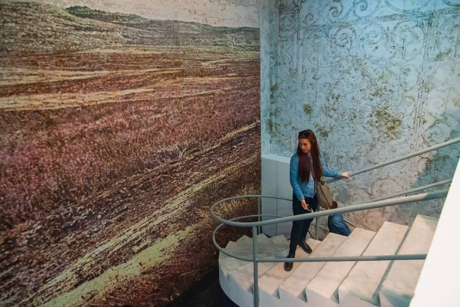 Visitante observam a obra "Sun Stand Still", da artista Gal Weinstein, na Bienal de arte de Veneza que fica em cartaz até novembro