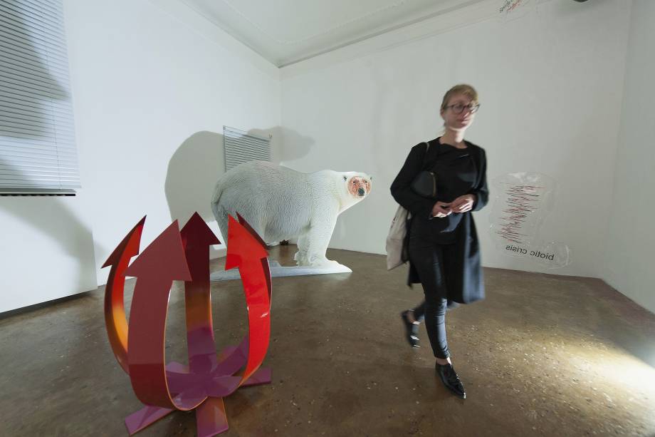 Visitante observam a obra "If Only You Could See What I've Seen with Your Eyes", da artista Katja Novitskova, na 57ª Bienal de arte de Veneza, na Itália