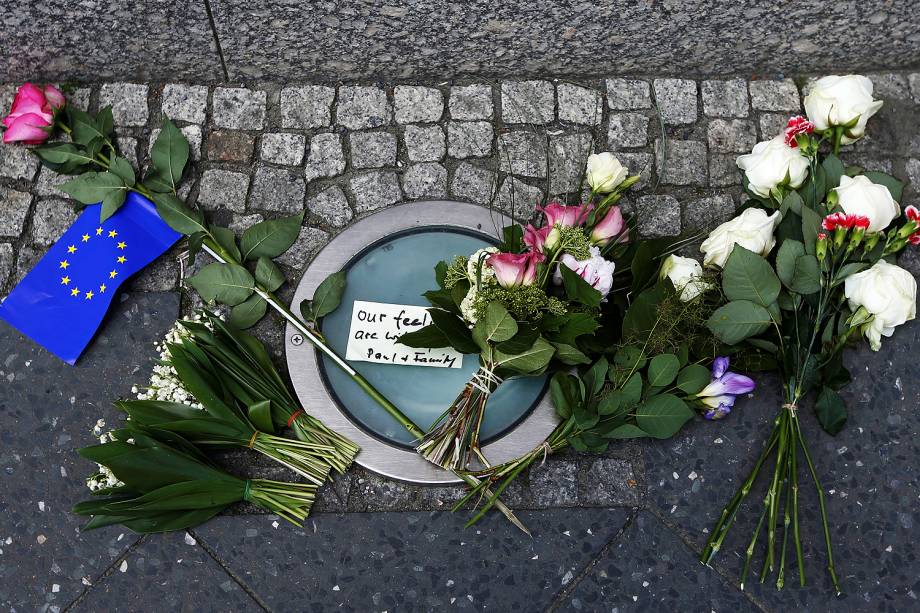 Pessoas deixam flores para vítimas de ataque na Arena de Manchester, na Inglaterra -  23/05/2017