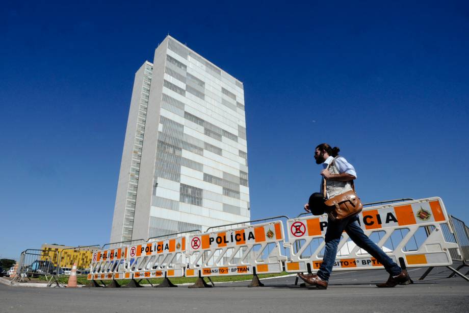 Em virtude de possíveis manifestações contrárias às reformas do governo e à delação da JBS, o Congresso Nacional é cercado em Brasília - 18/05/2017