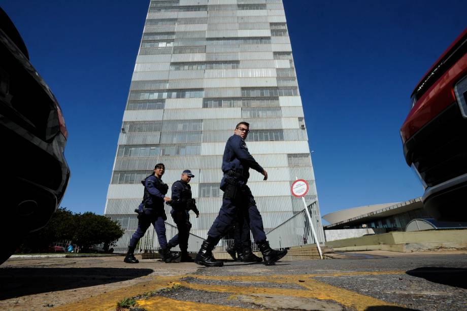 Em virtude de possíveis manifestações contrárias às reformas do governo e à delação da JBS, o Congresso Nacional é cercado em Brasília - 18/05/2017