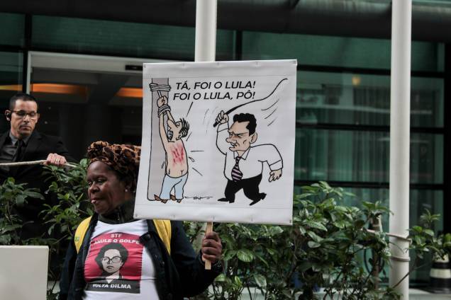 Concentração em frente ao hotel Pestana em Curitiba, onde está hospedada a cúpula do PT que acompanha o ex-presidente Lula em depoimento ao juiz Sergio Moro - 10/05/2017 Concentração em frente ao hotel Pestana em Curitiba, onde está hospedada a cúpula do PT que acompanha o ex-presidente Lula em depoimento ao juiz Sergio Moro - 10/05/2017