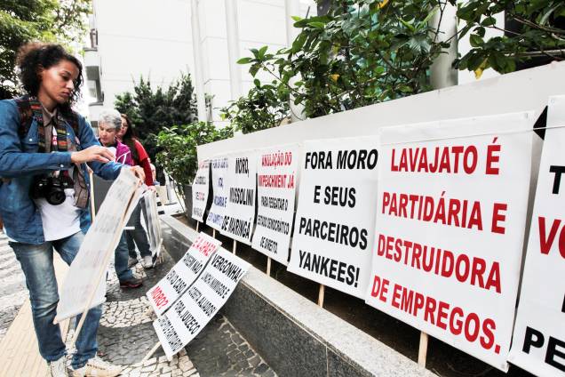 Concentração em frente ao hotel Pestana em Curitiba, onde está hospedada a cúpula do PT que acompanha o ex-presidente Lula em depoimento ao juiz Sergio Moro - 10/05/2017 Concentração em frente ao hotel Pestana em Curitiba, onde está hospedada a cúpula do PT que acompanha o ex-presidente Lula em depoimento ao juiz Sergio Moro - 10/05/2017