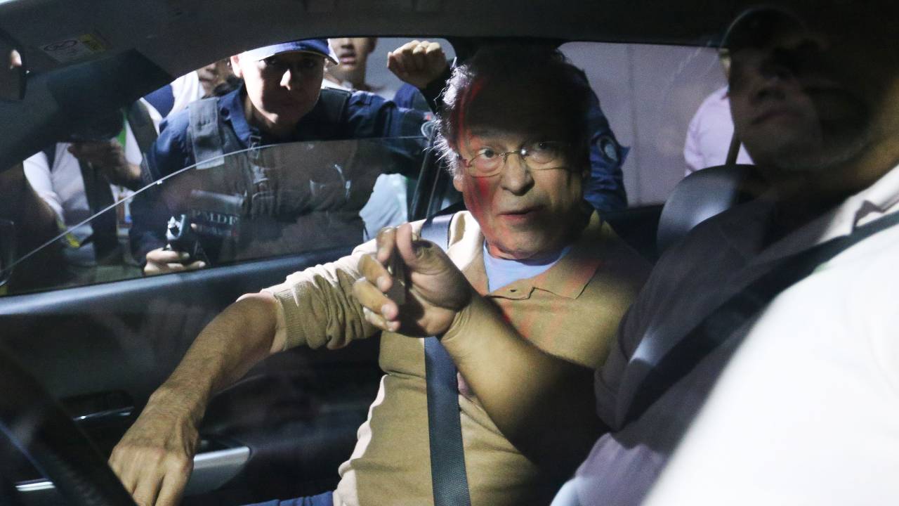 José Dirceu chega em seu apartamento em Brasília
