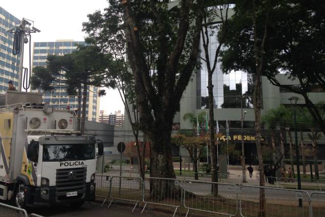 Segurança reforçada nos arredores do prédio da Justiça Federal em Curitiba antes do depoimento do ex-presidente Lula ao juiz Sergio Moro - 10/05/2017 Segurança reforçada nos arredores do prédio da Justiça Federal em Curitiba antes do depoimento do ex-presidente Lula ao juiz Sergio Moro - 10/05/2017