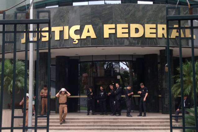 Segurança reforçada nos arredores do prédio da Justiça Federal em Curitiba antes do depoimento do ex-presidente Lula ao juiz Sergio Moro - 10/05/2017 Segurança reforçada nos arredores do prédio da Justiça Federal em Curitiba antes do depoimento do ex-presidente Lula ao juiz Sergio Moro - 10/05/2017