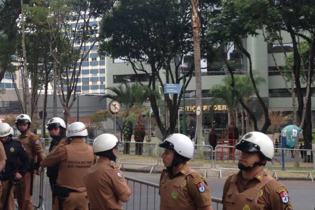 Segurança reforçada nos arredores do prédio da Justiça Federal em Curitiba antes do depoimento do ex-presidente Lula ao juiz Sergio Moro - 10/05/2017 Segurança reforçada nos arredores do prédio da Justiça Federal em Curitiba antes do depoimento do ex-presidente Lula ao juiz Sergio Moro - 10/05/2017