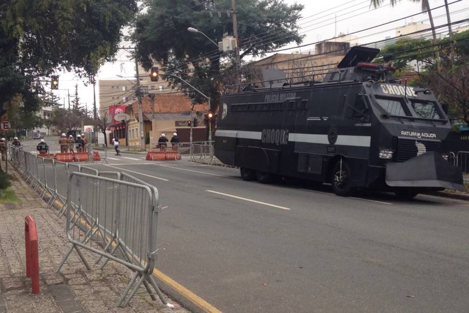 Segurança reforçada nos arredores do prédio da Justiça Federal em Curitiba antes do depoimento do ex-presidente Lula ao juiz Sergio Moro - 10/05/2017