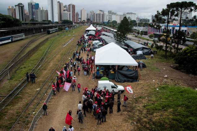 Integrantes do MST e militantes do PT seguem acampados em Curitiba em apoio ao ex-presidente Lula antes do depoimento ao juiz Sergio Moro - 10/05/2017 Integrantes do MST e militantes do PT seguem acampados em Curitiba em apoio ao ex-presidente Lula antes do depoimento ao juiz Sergio Moro - 10/05/2017