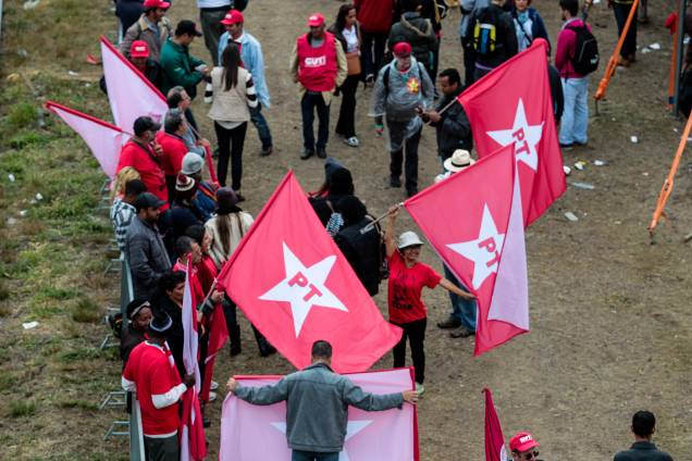 Integrantes do MST e militantes do PT seguem acampados em Curitiba em apoio ao ex-presidente Lula antes do depoimento ao juiz Sergio Moro - 10/05/2017 Integrantes do MST e militantes do PT seguem acampados em Curitiba em apoio ao ex-presidente Lula antes do depoimento ao juiz Sergio Moro - 10/05/2017