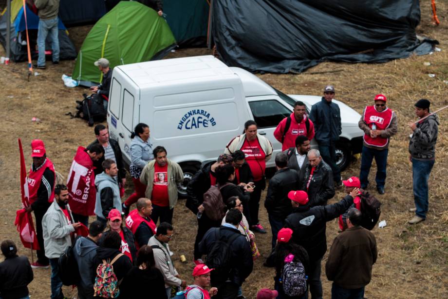 Integrantes do MST seguem acampados em Curitiba em apoio ao ex-presidente Lula antes do depoimento ao juiz Sergio Moro - 10/05/2017