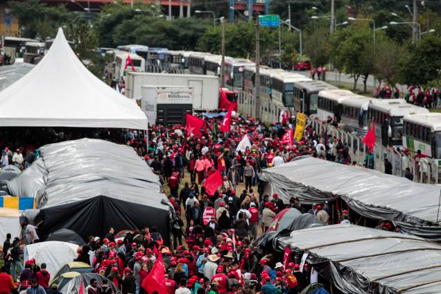 Integrantes do MST seguem acampados em Curitiba em apoio ao ex-presidente Lula antes do depoimento ao juiz Sergio Moro - 10/05/2017 Integrantes do MST seguem acampados em Curitiba em apoio ao ex-presidente Lula antes do depoimento ao juiz Sergio Moro - 10/05/2017