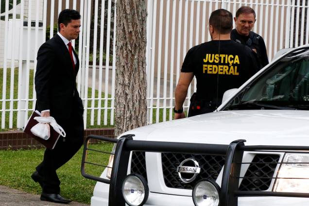 O juiz federal Sergio Moro deixa sua casa para assistir ao depoimento do ex-presidente Luiz Inácio Lula da Silva em Curitiba - 10/05/2017 O juiz federal Sergio Moro deixa sua casa para assistir ao depoimento do ex-presidente Luiz Inácio Lula da Silva em Curitiba - 10/05/2017