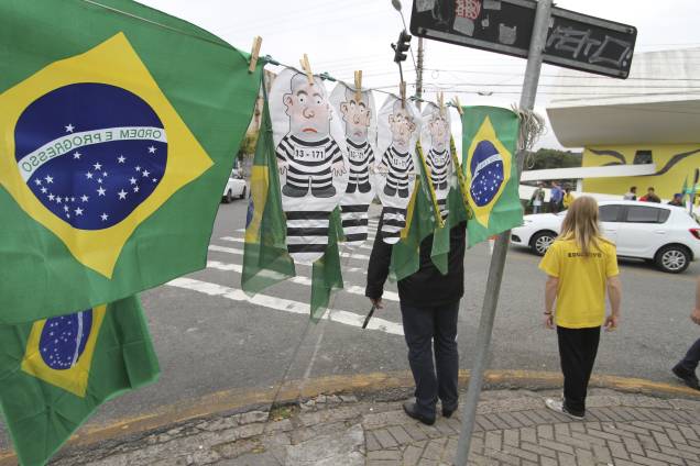 Pixulecos e bandeiras do Brasil à venda no local onde manifestantes realizam ato contra o ex-presidente Luiz Inácio Lula da Silva, no Centro Cívico de Curitiba (PR) - 10/05/2017 Pixulecos e bandeiras do Brasil à venda no local onde manifestantes realizam ato contra o ex-presidente Luiz Inácio Lula da Silva, no Centro Cívico de Curitiba (PR) - 10/05/2017