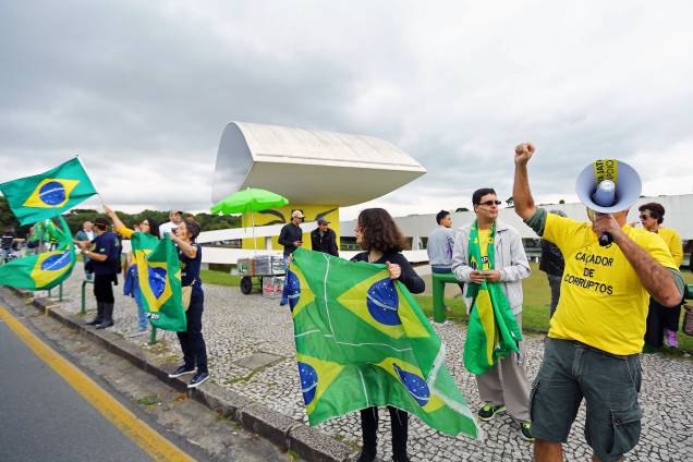 Apoiadores da Operação Lava Jato se manifestaram em frente ao Museu Oscar Niemeyer, em Curitiba, durante depoimento do ex-presidente Luiz Inácio Lula da Silva perante o juiz Sergio Moro - 10/05/2017 Apoiadores da Operação Lava Jato se manifestaram em frente ao Museu Oscar Niemeyer, em Curitiba, durante depoimento do ex-presidente Luiz Inácio Lula da Silva perante o juiz Sergio Moro - 10/05/2017