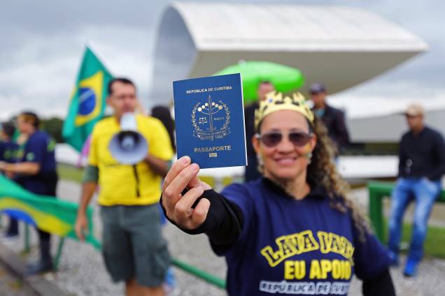 Apoiadores da Operação Lava Jato se manifestaram em frente ao Museu Oscar Niemeyer, em Curitiba, durante depoimento do ex-presidente Luiz Inácio Lula da Silva perante o juiz Sergio Moro - 10/05/2017 Apoiadores da Operação Lava Jato se manifestaram em frente ao Museu Oscar Niemeyer, em Curitiba, durante depoimento do ex-presidente Luiz Inácio Lula da Silva perante o juiz Sergio Moro - 10/05/2017
