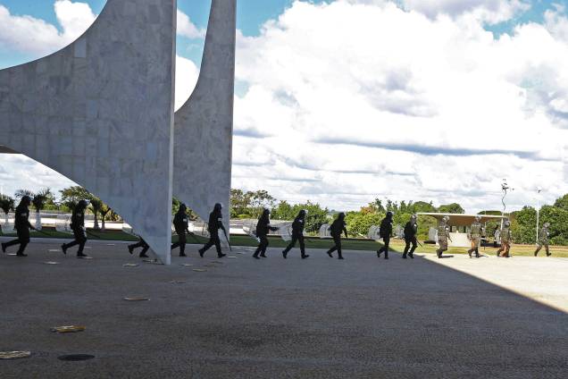Militares são convocados para reforçar a segurança no Palácio do Planalto após protestos em Brasília (DF) - 24/05/2017 Militares são convocados para reforçar a segurança no Palácio do Planalto após protestos em Brasília (DF) - 24/05/2017
