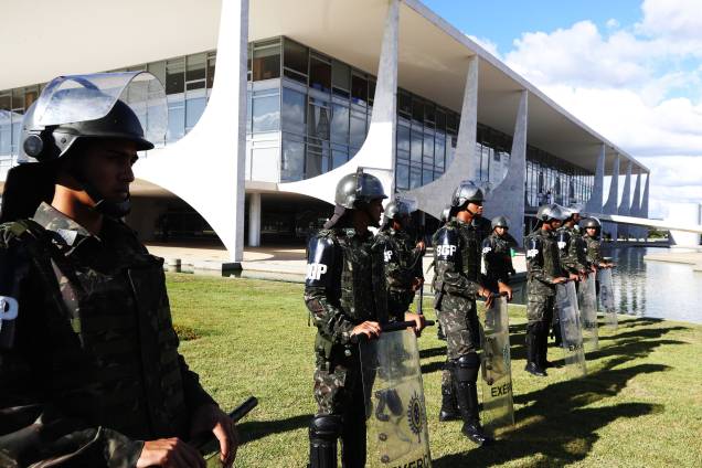 Militares são convocados para reforçar a segurança no Palácio do Planalto após protestos em Brasília (DF) - 24/05/2017 Militares são convocados para reforçar a segurança no Palácio do Planalto após protestos em Brasília (DF) - 24/05/2017